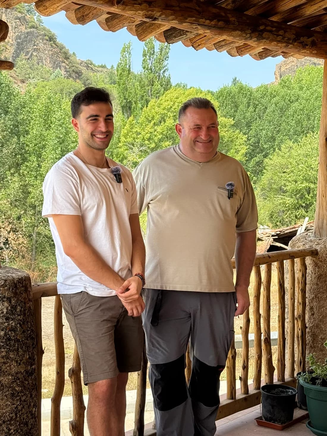 Padre e hijo, fundadores de Trophyland, en su taller de Cañete