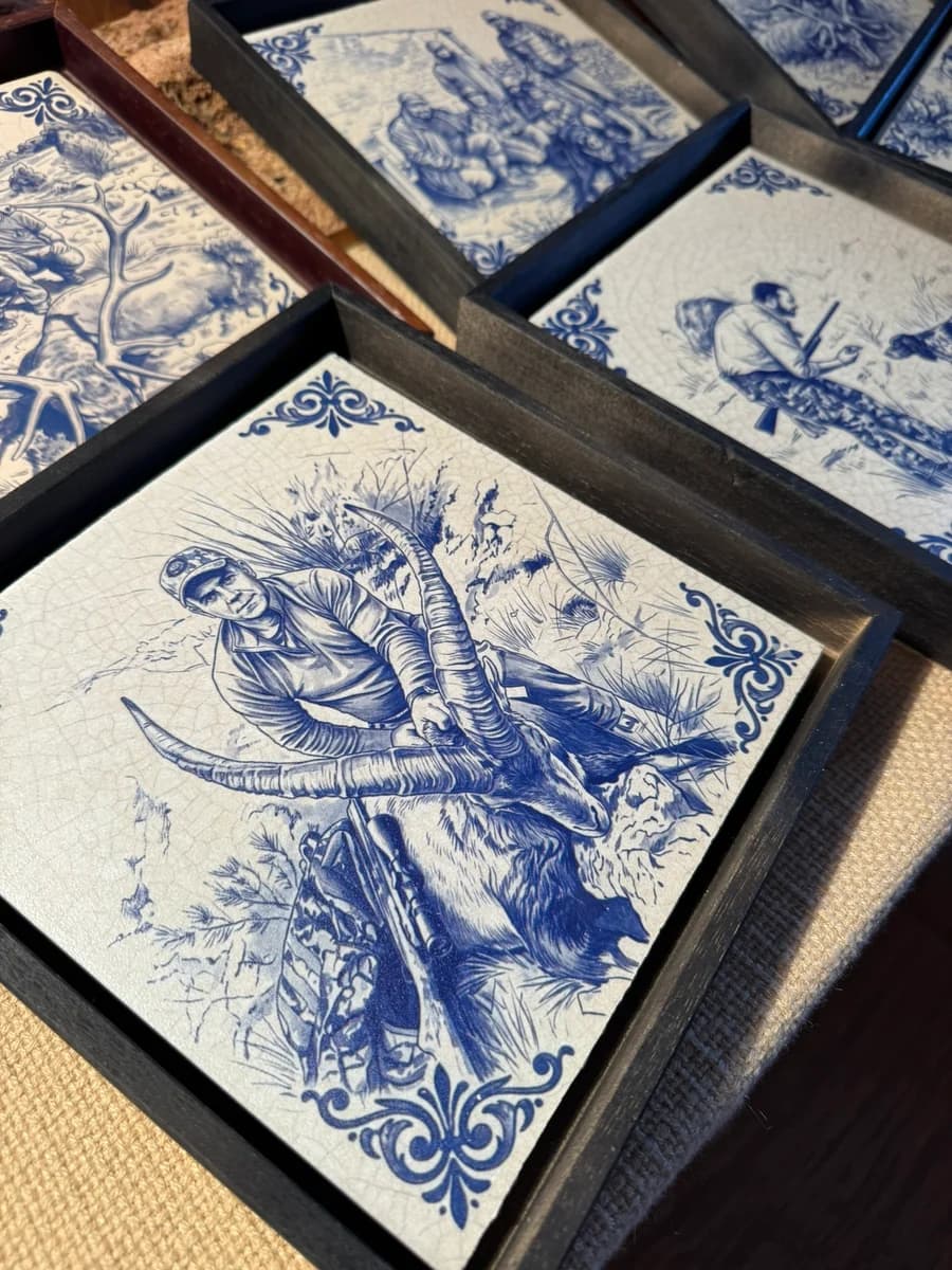 Azulejos personalizados con escenas de caza en azul