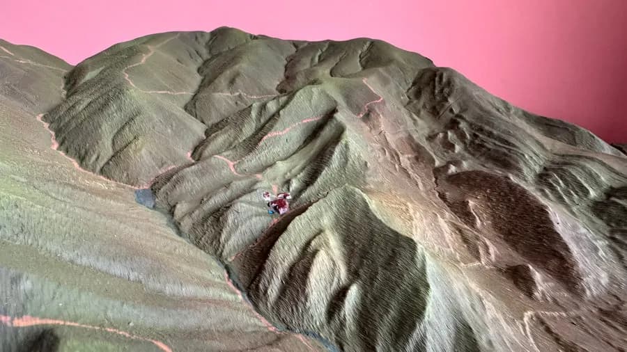 Maqueta en relieve de una finca de caza en miniatura