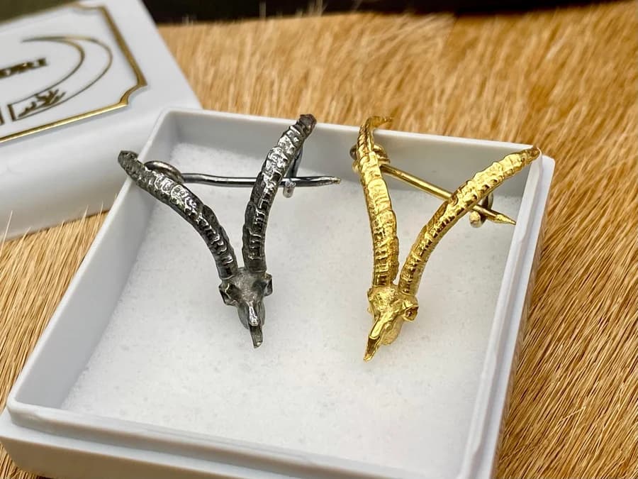 Pines de macho montés en plata y chapados en oro