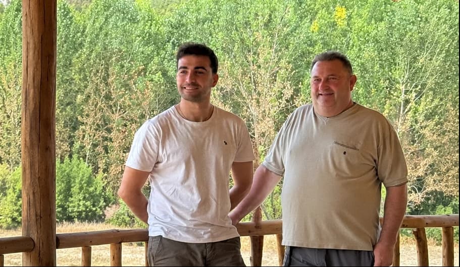 Padre e hijo trabajando juntos en el taller de Trophyland