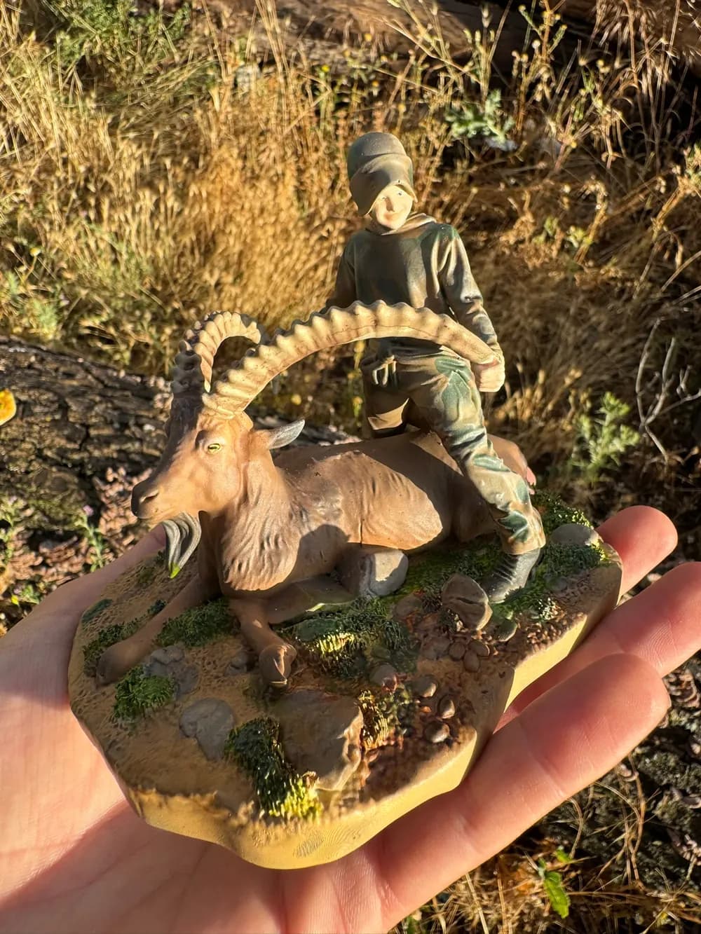 Escena de caza de ibex en miniatura